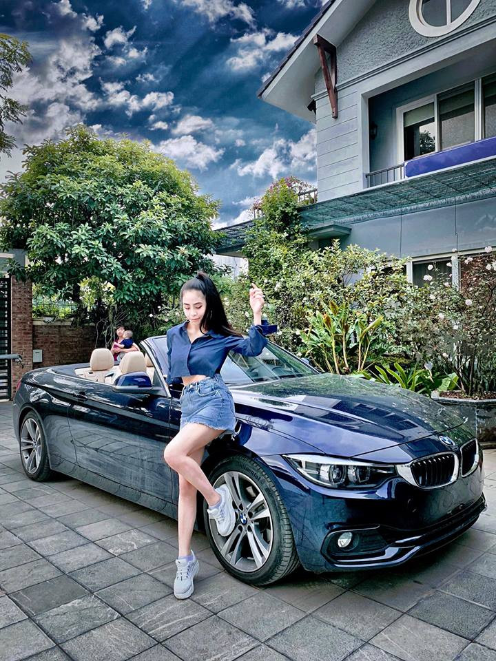 Nữ ca sĩ xinh đẹp "sang chảnh ngút trời" bên chiếc xe hơi đắt tiền tậu năm ngoái.