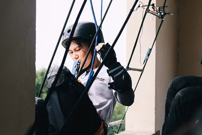 Có thân hình nhỏ bé nhưng Ngọc Thanh Tâm không hề thua kém các đồng nghiệp nữ về sức mạnh. Cô không ít lần bật khóc vì ức chế, vì thử thách khắc nghiệt, mà còn có lúc bật khóc vì vui mừng khi mình vượt qua được khó khăn cũng như giới hạn của bản thân. Ảnh: Kyky, cắt clip ANTV.