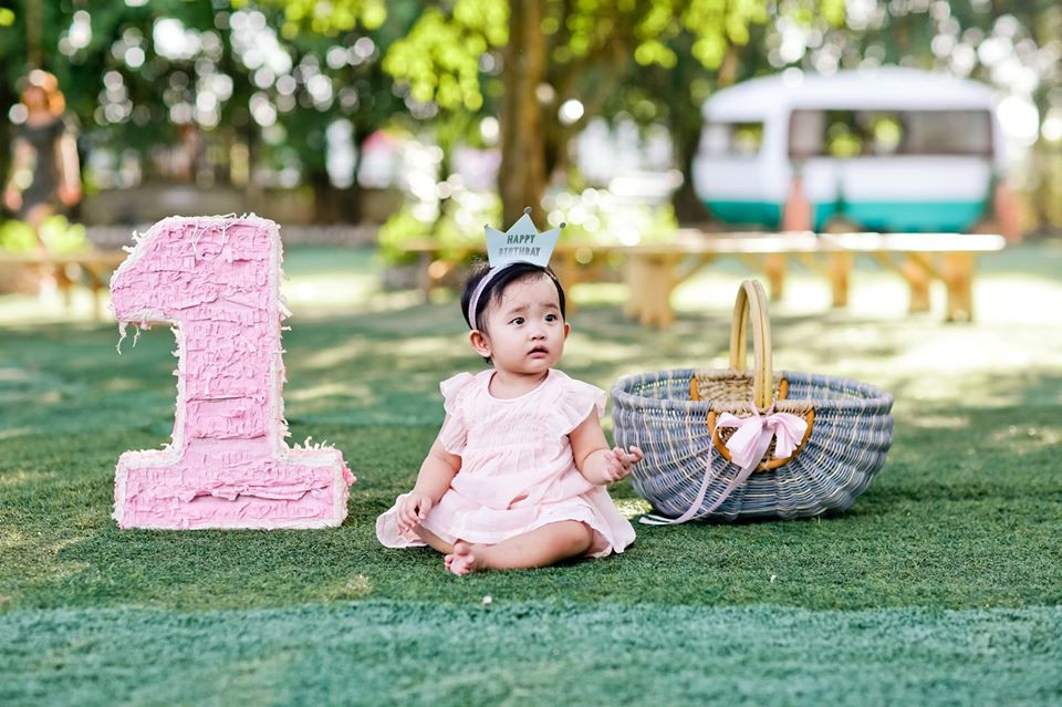 Cô bé tên ở nhà là Anna, vừa được vợ chồng Khánh Thi tổ chức tiệc sinh nhật mừng 1 tuổi ngày 13/6 vừa qua.