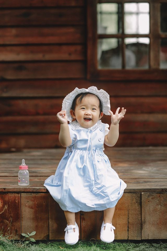 Anna gây sốt trong loạt ảnh nghệ thuật với những biểu cảm vô cùng ngộ nghĩnh và đáng yêu.