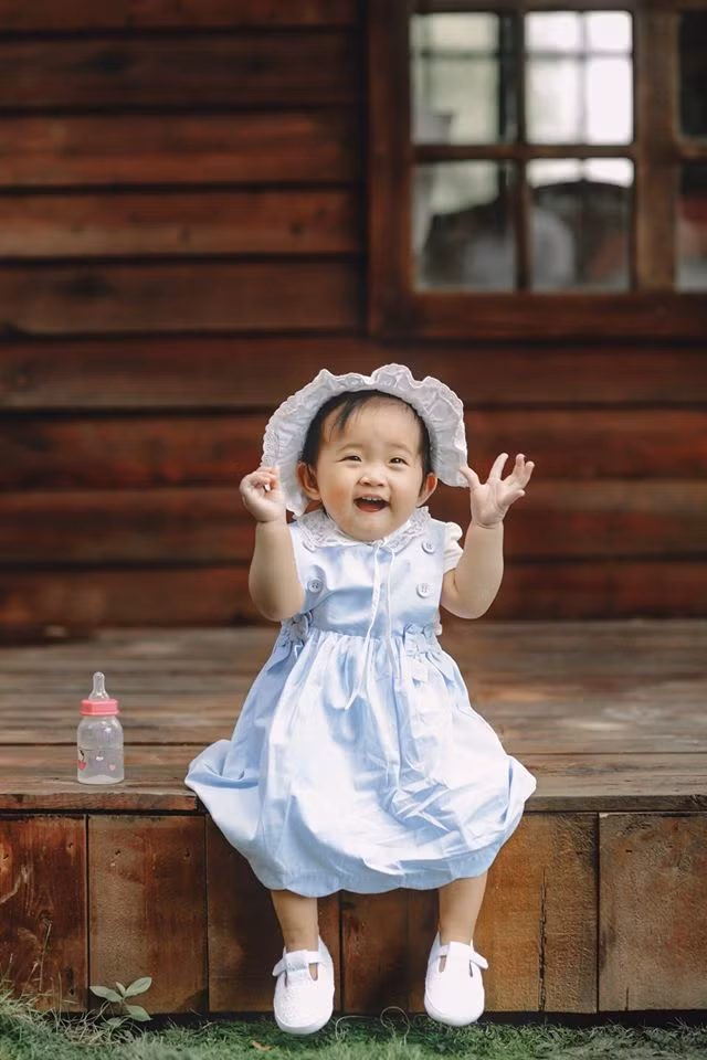 Anna gây sốt trong loạt ảnh nghệ thuật với những biểu cảm vô cùng ngộ nghĩnh và đáng yêu.