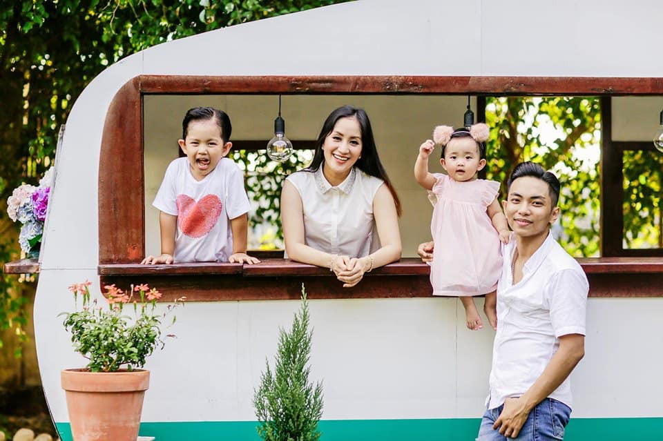 Sau hơn 4 năm "về chung một nhà" với Phan Hiển, Khánh Thi đã sinh cho chồng trẻ kém 12 tuổi trọn vẹn "đủ nếp, đủ tẻ".