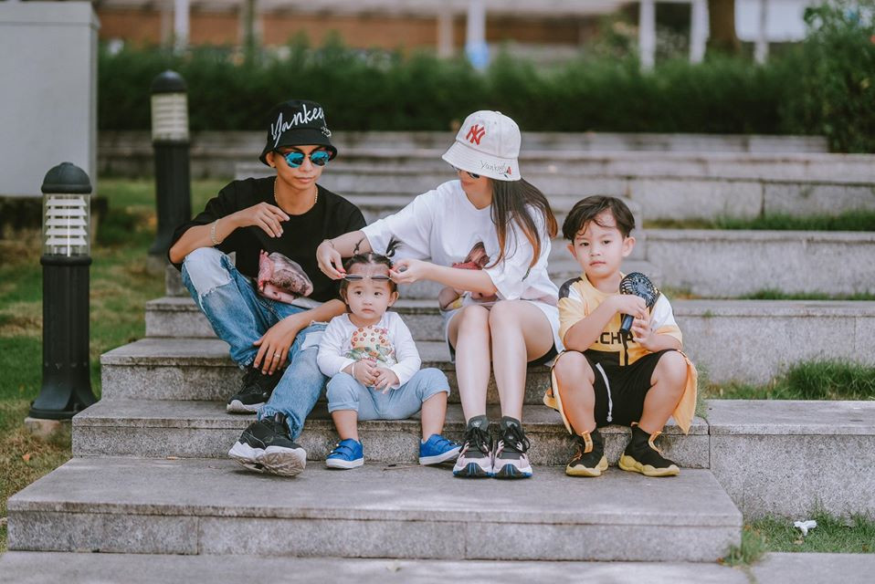 Hai nhóc tì nhà Khánh Thi - Phan Hiển đều sở hữu vẻ ngoài lanh lợi, bụ bẫm dễ thương, khiến ai cũng mê.