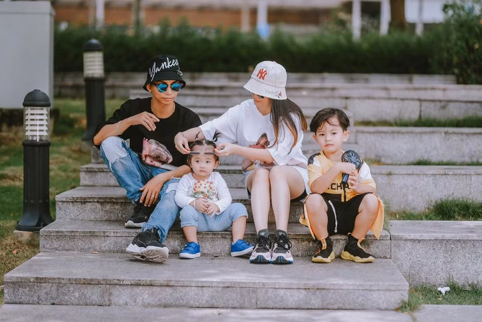 Hai nhóc tì nhà Khánh Thi - Phan Hiển đều sở hữu vẻ ngoài lanh lợi, bụ bẫm dễ thương, khiến ai cũng mê.