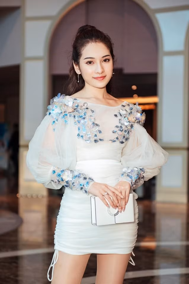 Tham gia các sự kiện gần đây, giọng ca "Đừng như thói quen" thoải mái "phô" ra chiếc nhẫn đắt tiền.