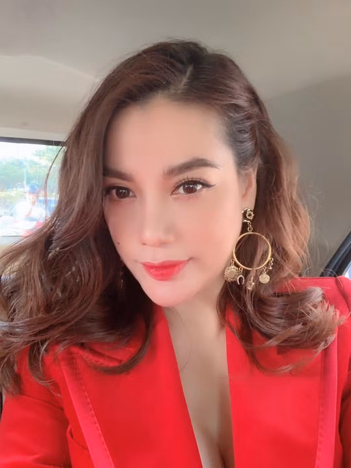 Tuy vậy đến thời điểm hiện tại, Trương Ngọc Ánh chưa muốn tiết lộ danh tính "người ấy" của mình. Nhưng dựa theo những gì mà cô chia sẻ về bạn trai thì anh thuộc mẫu đàn ông lý tưởng: sống tình cảm, bản lĩnh và chín chắn.