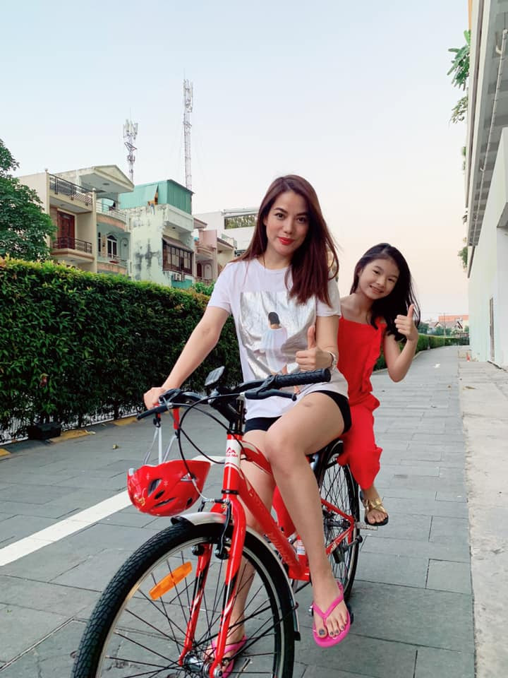 Chuyện tình duyên lận đận khiến mỹ nhân họ Trương dần kín tiếng chuyện đời tư. Cô tập trung cho các dự án nghệ thuật và dành thời gian chăm sóc con gái.