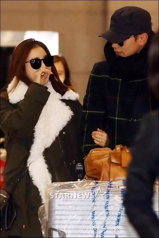 Công ty quản lý này cũng cho biết: “Sau khi chào đón con gái đầu lòng vào tháng 10/2017, Kim Tae Hee rất vui mừng và biết ơn khi đón chào đứa bé thứ hai. Tình trạng sức khỏe của cô ấy hiện ổn định. Cô ấy đang tập trung vào việc chăm sóc sức khỏe thai nhi". Ảnh: Starnews.