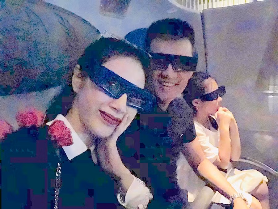 Thủy Tiên từng tâm sự rằng, nếu con nổi tiếng sớm, được biết đến sớm thì bé sẽ nghĩ mình là trung tâm của thế giới và hành xử như một bà hoàng. Do đó, nữ ca sĩ luôn giấu mặt con bấy lâu nay bởi muốn Bánh Gạo phát triển một cách tự nhiên như bao người bình thường khác.