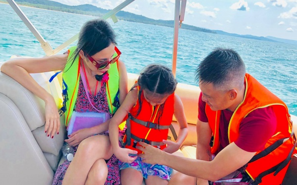 Cô bé sở hữu nét thanh tú trên gương mặt cùng chiều cao vượt trội.