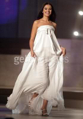 Dù xuất hiện như một "thiên thần" nhưng chiếc váy ngủ trắng rộng thùng thình vô tình khiến Hoa hậu đẹp nhất mọi thời đại đến từ Nga là Oxana Fedorova ở Miss Universe 2002 bị "mất điểm" trong mắt công chúng. Thậm chí, một thành viên trên trang Missosology còn nhận xét rằng: "Nhìn Oxana bước ra tôi không thốt lên lời. Trông cô ấy như đang bơi trên sân khấu vậy". Ảnh: Getty.