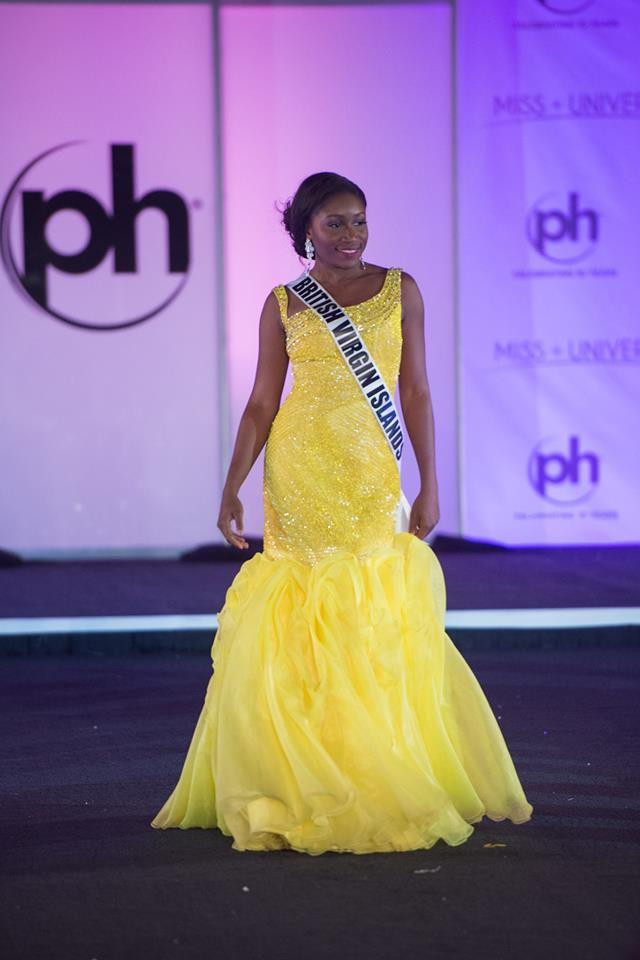 Tại Miss Universe 2017, người đẹp Khephra Sylvester đến từ British Virgin Islands bị chê quê mùa với kiểu váy lỗi thời, màu sắc chói chang lòe loẹt. Bộ trang phục này còn khiến thân hình vốn đã mũm mĩm của cô thêm phần "phì nhiêu". Ảnh: Missosology.