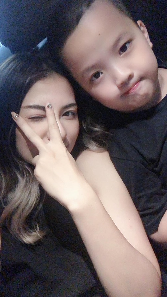 Hồng Quế cũng khá thân thiết với con trai riêng của người mới.