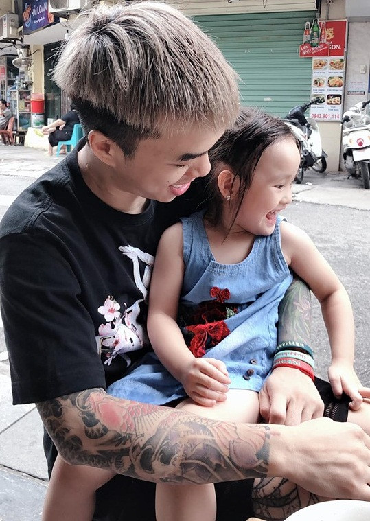 Trên trang cá nhân của mình, chân dài sinh năm 1994 thường xuyên đăng ảnh bạn trai rất yêu thương và chiều chuộng con gái riêng của cô. Cô bé là kết quả của mối tình kéo dài 5 năm trong bí mật của Hồng Quế và đại gia.