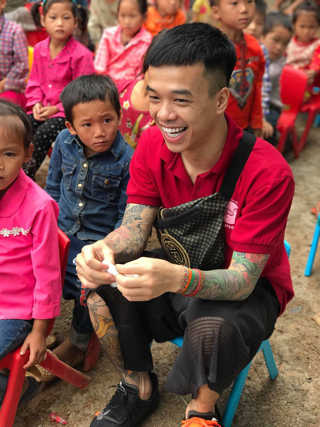 Người mới của Hồng Quế cũng sở hữu ngoại hình khá ấn tượng.