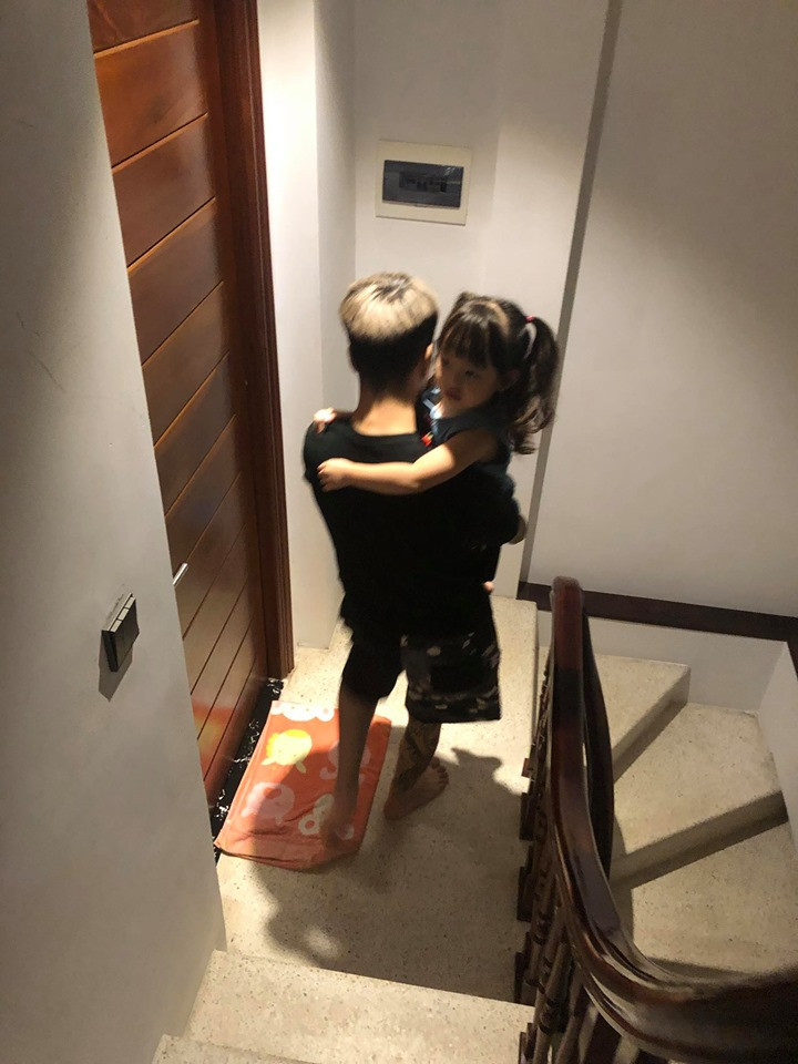 Có lẽ từng trải qua cảm giác bị bạn trai đại gia bỏ rơi khi biết tin có con, nên khi gặp được người đàn ông dám chấp nhận quá khứ không hoàn hảo của mình và yêu thương con hết mực, Hồng Quế chẳng ngại công khai khẳng định "chủ quyền".