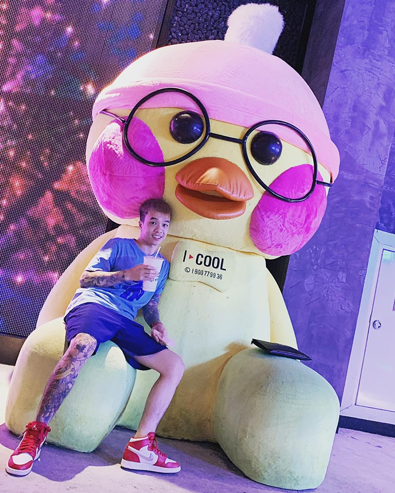 Bạn trai của Hồng Quế cũng gây ấn tượng với hình ảnh xăm trổ đầy mình. Với anh, Hồng Quế cũng là một cô gái yếu đuối như bao người khác. Ảnh: FBNV.