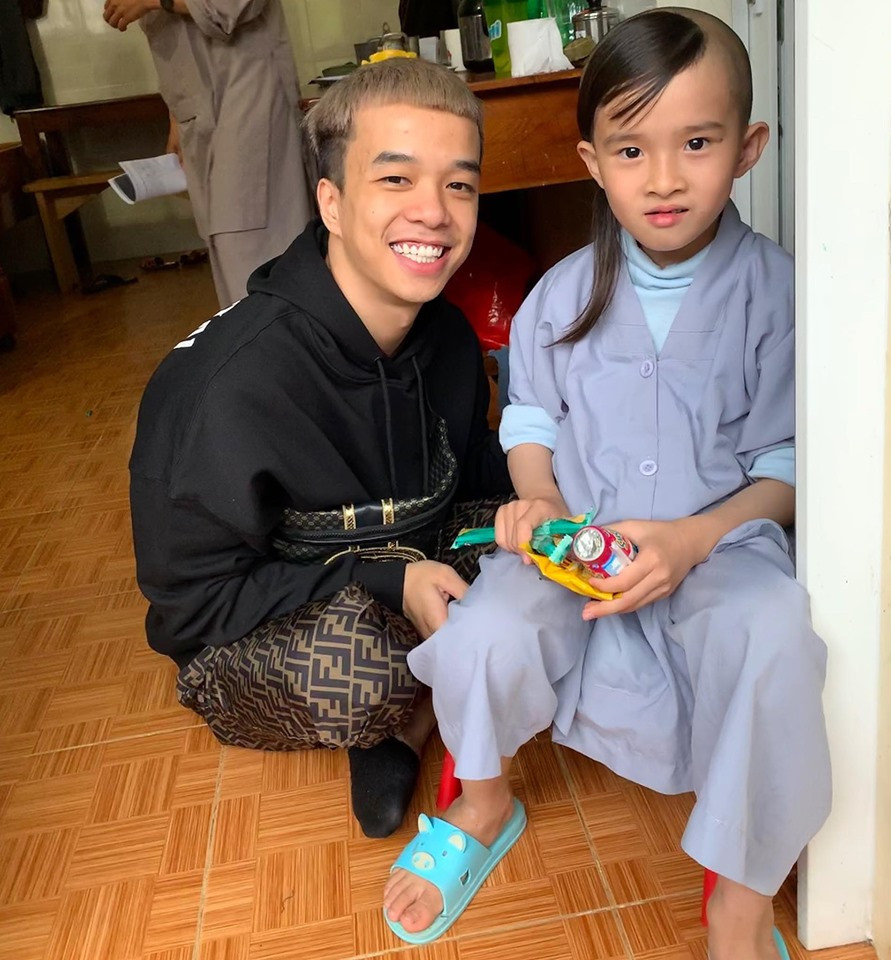 Trên trang cá nhân, anh thường xuyên đăng tải những bức ảnh trong các chuyến thiện nguyện của mình.