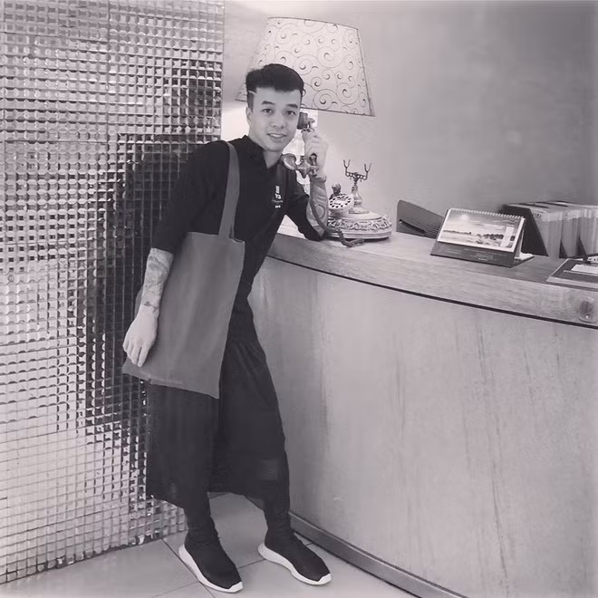 Anh được cho là có cuộc sống khá giả khi sở hữu phong cách ăn mặc đậm chất "nhà có điều kiện".