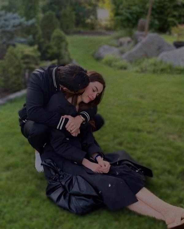 Kim Lý thường xuyên hôn cổ Hà Hồ. Bản lĩnh trên sân khấu lẫn trong cuộc sống nhưng mỹ nhân họ Hồ lại tỏ ra nhõng nhẽo trước mặt bạn trai.