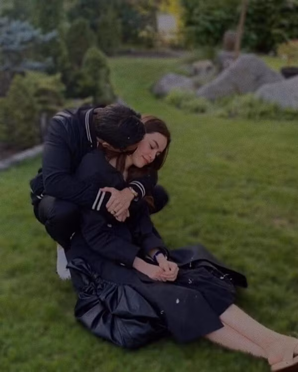 Kim Lý thường xuyên hôn cổ Hà Hồ. Bản lĩnh trên sân khấu lẫn trong cuộc sống nhưng mỹ nhân họ Hồ lại tỏ ra nhõng nhẽo trước mặt bạn trai.