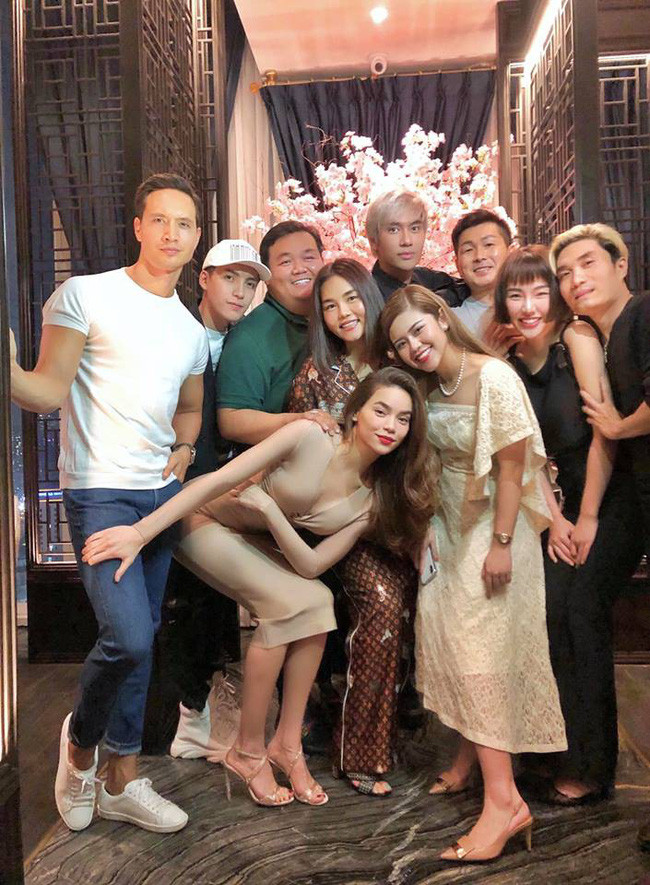 Cách Hà Hồ đặt tay lên đùi, khéo léo "khẳng định chủ quyền" với Kim Lý cũng thật sự khác biệt.