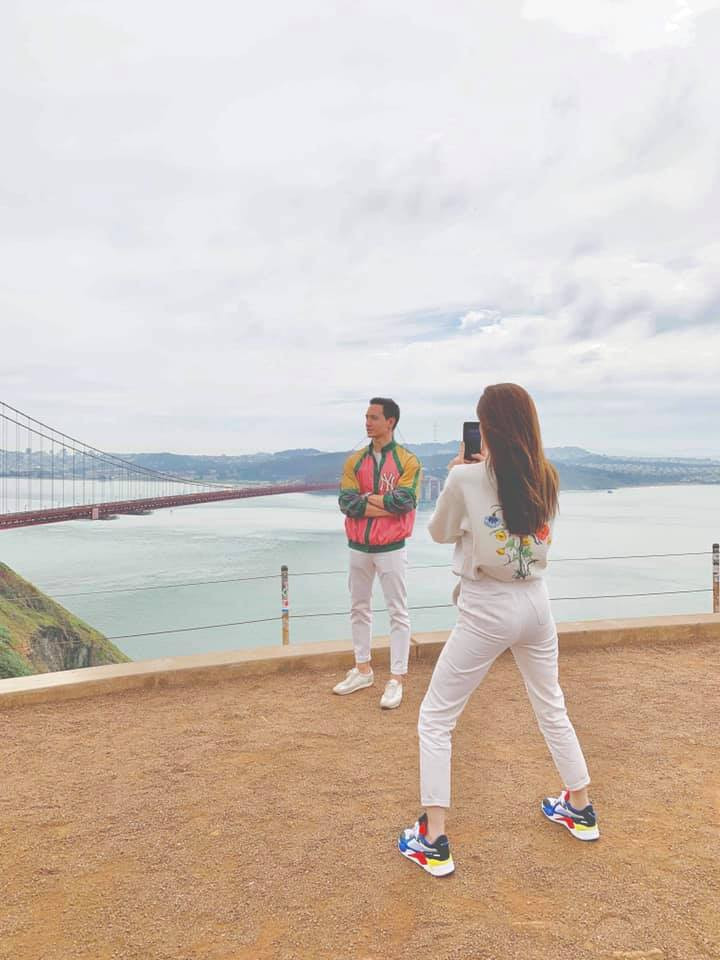 Nữ ca sĩ cũng chẳng cần phải giữ hình ảnh sang chảnh thần thái khi không ít lần tự mình tung ảnh "dìm hàng" lúc đang chụp ảnh cho người yêu trong mỗi chuyến du lịch đây đó.