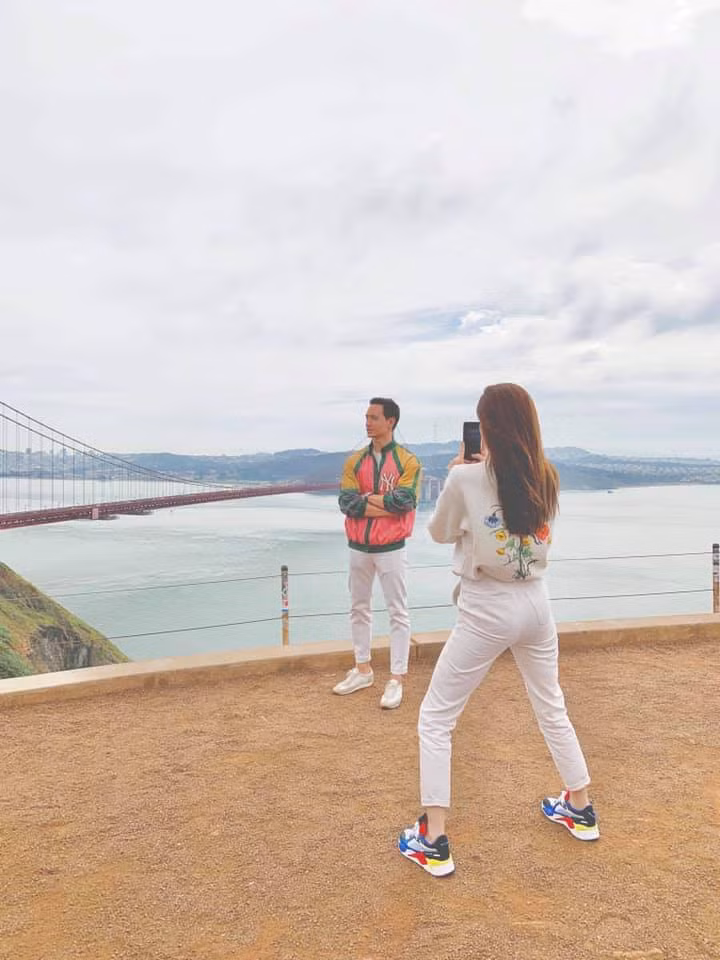 Nữ ca sĩ cũng chẳng cần phải giữ hình ảnh sang chảnh thần thái khi không ít lần tự mình tung ảnh "dìm hàng" lúc đang chụp ảnh cho người yêu trong mỗi chuyến du lịch đây đó.