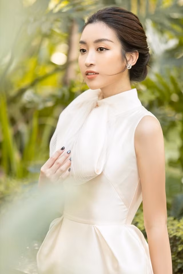 Tuy nhiên, sự việc Đỗ Mỹ Linh liên tục bị scandal bủa vây thời gian gần đây khiến hành trình nỗ lực xây dựng hình ảnh đẹp của cô bị ảnh hưởng khá nhiều. Những thị phi trong quá khứ của nàng hậu cũng bị "đào xới" lại. Nhiều dân mạng còn phải thốt lên khi so sánh: "Đỗ Mỹ Linh tưởng ngoan hiền, nào ngờ cũng nối gót Kỳ Duyên sống chung thị phi".