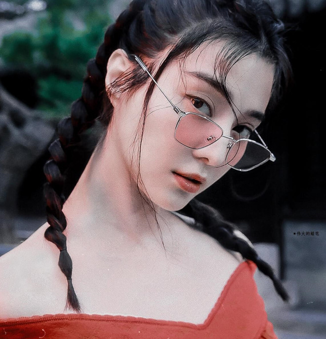 Trước khi chia tay Lý Thần, Phạm Băng Băng vướng nhiều tai tiếng về đời tư. Cô vướng tin đồn đổi tình lấy vai diễn, cặp kè với đại gia để thăng tiến trong showbiz. Ảnh: Tạp chí Grazia của Hàn Quốc.