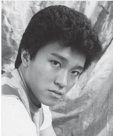 Quyết tâm lên thành phố để lập nghiệp sau khi tốt nghiệp trung học vào năm 1983, Châu Tinh Trì làm mọi việc từ bưng bê, hầu bàn đến dọn vệ sinh… vừa để kiếm sống vừa để nuôi ước mơ nghệ thuật.