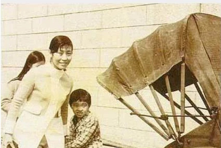 Lên 7 tuổi, Châu Tinh Trì chứng kiến cảnh cha mẹ ly hôn. 4 mẹ con sống nhờ nhà bà ngoại trong cảnh cơ cực, nghèo đói. Nhớ về quãng thời gian khốn khó đó, Châu Tinh Trì từng trải lòng: “Cơm chan dầu là món ăn ngon nhất trên đời đối với tôi. Có đồ ăn gì mẹ đều nhường hết cho chị em tôi. Bà chỉ được ăn dưa muối qua bữa".