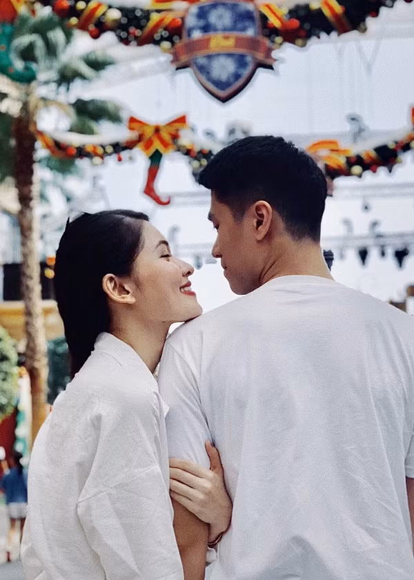 Mới đây, người đẹp 9X lần đầu chia sẻ chuyện tình cảm riêng tư khi công khai ảnh tình tứ bên bạn trai giấu mặt.