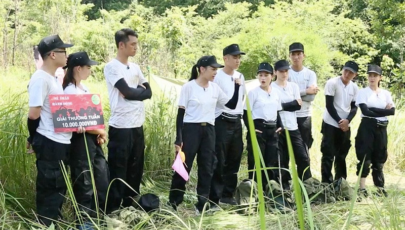 Với “Nhiệm vụ Sống sót – sinh tồn trong rừng”, chương trình yêu cầu các đội phải vượt một hành trình dài để đến địa điểm là rừng cỏ tranh, sau đó dựng lều và nấu cơm. Trong quá trình di chuyển, các đội sẽ phải tìm kiếm 5 vật dụng được giấu xung quanh lá cờ của chương trình trong phạm vi 20 - 30m là: Gạo, nồi, dao lớn, lều bạt, dây và nước.