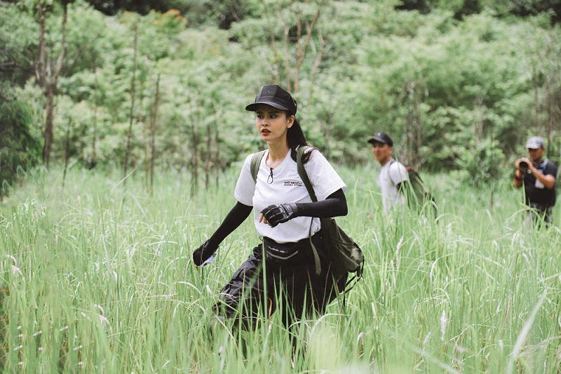 Trương Quỳnh Anh cũng đồng ý kế hoạch của đồng đội: “Nếu thấy đồ đội khác chỉ cần quăng đi chỗ khác, không cần phải đi giấu. Quăng ra xa là được rồi”. Và theo cuộc trò chuyện riêng của cặp đôi này, món đồ có buộc cờ màu hồng (Phương Oanh), màu trắng (Phương Anh Đào) đã bị giấu bằng cách lấy lá cây trùm lên và quăng ra xa.