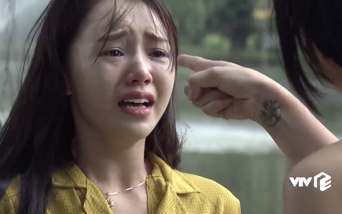 Trong "Quỳnh búp bê", Đào (Quỳnh Kool) bị My sói (Thu Quỳnh) điên cuồng đánh ghen. Sau cú tát sưng mặt của My sói, cô sinh viên non nớt sợ hãi khóc thút thít, tóc tai rũ rượi.