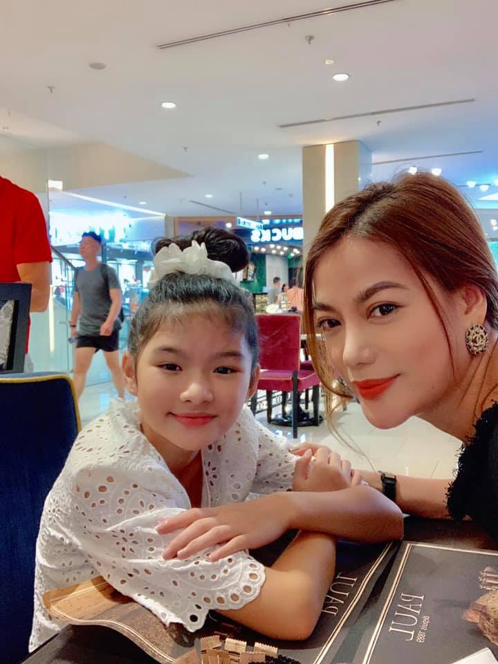 Dù bận rộn nhưng Trương Ngọc Ánh vẫn dành thời gian bên con gái Bảo Tiên. Con gái của nữ diễn viên và chồng cũ Trần Bảo Sơn ngày càng phổng phao, xinh xắn. Trong khi đó, ở tuổi 43, mỹ nhân "Hương Ga" vẫn đẹp mặn mà, quyến rũ.