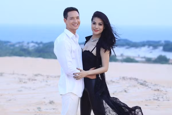 Trước Hồ Ngọc Hà, Kim Lý từng công khai hẹn hò với nữ diễn viên nổi tiếng hơn 7 tuổi Trương Ngọc Ánh - vợ cũ diễn viên Trần Bảo Sơn. Tuy nhiên, sau 2 năm yêu mặn nồng, Kim Lý - Trương Ngọc Ánh đã chính thức tuyên bố chia tay vào cuối năm 2016.