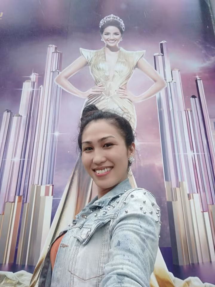 Dù kết quả thế nào thì thí sinh đặc biệt của cuộc thi năm nay vẫn nuôi giấc mơ "hoa hậu". Trên trang cá nhân của mình, Nhật Linh chia sẻ: "Tới đây là tôi tự hào lắm rồi. Rớt từ vòng giữ xe".