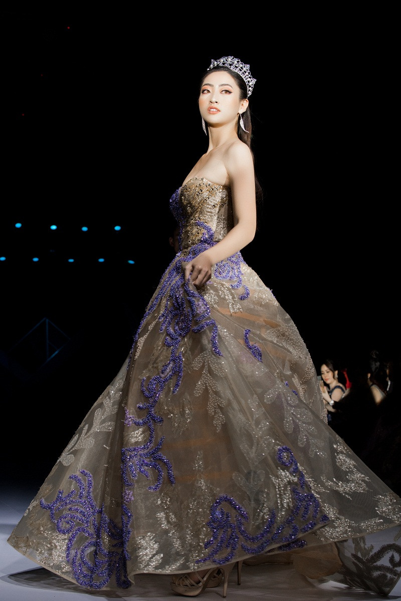 Mỗi khi xuất hiện trên sàn runway, Hoa hậu Lương Thuỳ Linh luôn được đánh giá cao bởi thần thái thu hút, đẳng cấp của mình.