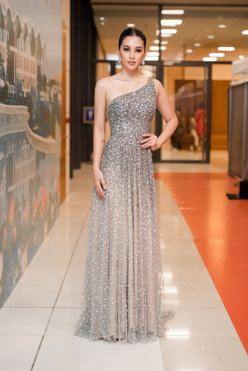 Hai nàng hậu 10X chính là “cặp bài trùng” mới của showbiz Việt khi liên tục cùng nhau khuấy đảo các sự kiện thời trang lớn trong thời gian vừa qua. Những hình ảnh mới nhất đầy ấn tượng của Lương Thùy Linh, Tiểu Vy tại Tuần lễ thời trang quốc tế Việt Nam 2019 đã khiến không chỉ cộng đồng fan sắc đẹp “bấn loạn” mà còn khiến giới mộ điệu thời trang phải ngạc nhiên, minh chứng cho việc “người đẹp mặc gì cũng đẹp”.