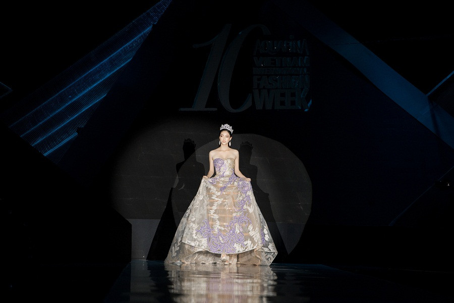 Ngay sau đó, cô nàng đã biến hoá bất ngờ, đầu đội vương miện, lộng lẫy trong chiếc đầm cúp ngực, giữ vai trò vedette trong Bộ sưu tập Come Home của NTK Hoàng Hải.