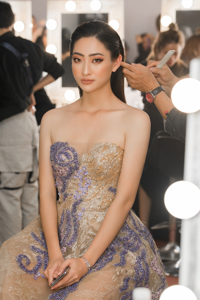 Thần thái chuẩn mẫu Tây đầy cuốn hút cùng những sải bước chuyên nghiệp của Lương Thùy Linh đã mang đến màn kết đầy ấn tượng.