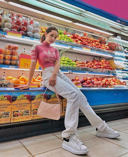 Hành động hồn nhiên ngồi lên gian hàng quả trong siêu thị để chụp ảnh của Chi Pu gây "ngứa mắt". Nhiều ý kiến cho rằng, việc mỹ nhân showbiz này ngồi lên túi bóng đựng đồ và quay mông vào đồ ăn là thiếu tế nhị.