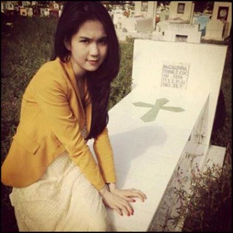 Hình ảnh Ngọc Trinh ngồi trên mộ của mẹ để chụp hình từng khiến cô nàng bị dư luận chỉ trích trong một thời gian dài. Quá quen với việc bị "ném đá" nên Ngọc Trinh dường như chẳng mấy bận tâm theo kiểu "mình thích thì mình làm thôi".