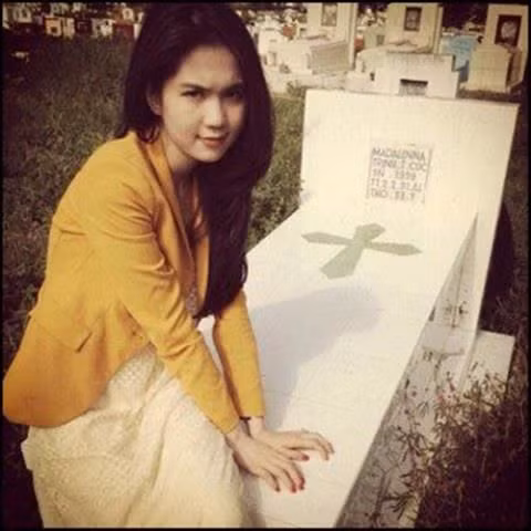 Hình ảnh Ngọc Trinh ngồi trên mộ của mẹ để chụp hình từng khiến cô nàng bị dư luận chỉ trích trong một thời gian dài. Quá quen với việc bị "ném đá" nên Ngọc Trinh dường như chẳng mấy bận tâm theo kiểu "mình thích thì mình làm thôi".