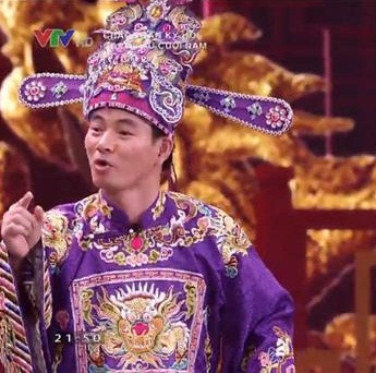 Qua mỗi năm, Nam Tào cũng được đầu tư kỹ hơn về trang phục. Trong Táo quân 2019, Nam Tào và Bắc Đẩu cùng diện trang phục "ton sur ton" màu tím bắt mắt.