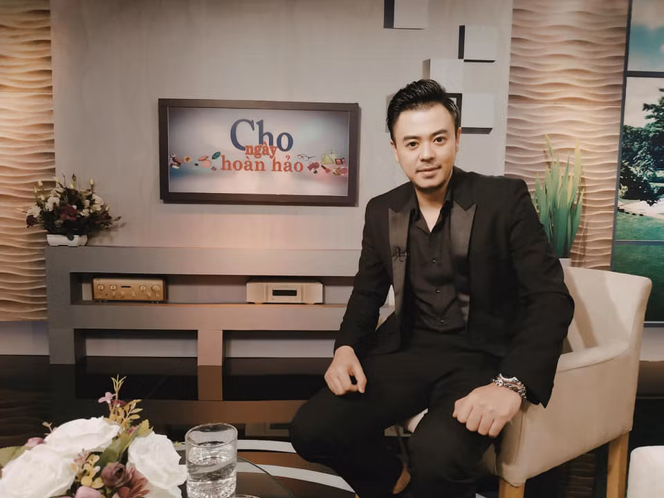 So với thời "đỉnh cao" cả về nhan sắc lẫn sự nghiệp trong làng giải trí, hình ảnh mới nhất của nam MC Tuấn Tú cho thấy anh dường như ngày càng xuống sắc, ngoại hình kém phong độ vì gương mặt râu ria xồm xoàm.