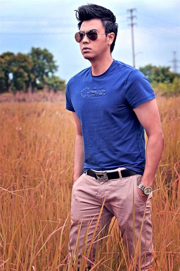 Tuấn Tú từng làm MC "soái ca" trong mắt chị em khi sở hữu vẻ ngoài lãng tử và điển trai cùng chiều cao nổi bật 1m80. Anh còn là gương mặt MC được yêu thích của VTV khi dẫn chương trình "Chiếc nón kỳ diệu".