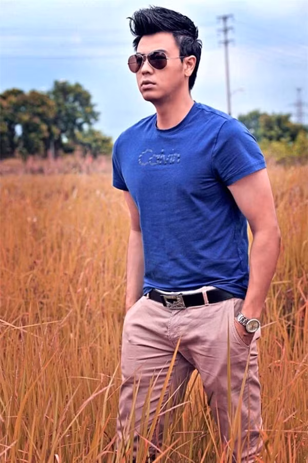 Tuấn Tú từng làm MC "soái ca" trong mắt chị em khi sở hữu vẻ ngoài lãng tử và điển trai cùng chiều cao nổi bật 1m80. Anh còn là gương mặt MC được yêu thích của VTV khi dẫn chương trình "Chiếc nón kỳ diệu".